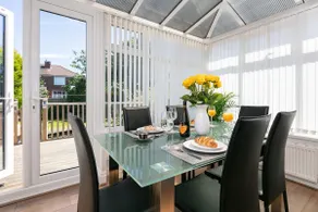 R&R at Koi House - Spacious Family Home w Parking - Image 2