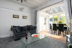 R&R at Koi House - Spacious Family Home w Parking - Image 5