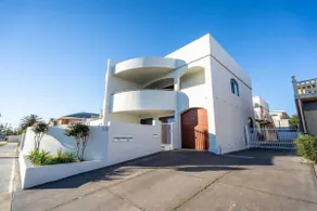 Higher Ground on Seaview - Rooftop Coastal Escape - Image 5