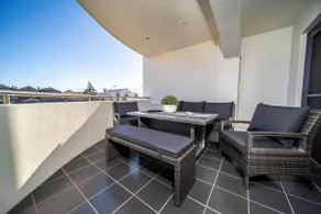 Higher Ground on Seaview - Rooftop Coastal Escape - Image 4