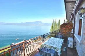 Leonardo Walsh Apartment With Lake View - Image 2