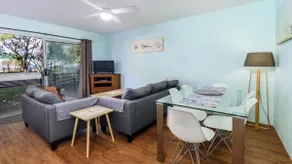Charme e conforto nesta unidade piso térreo com vista para a água! Welsby Pde, Bongaree - Image 2