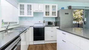 Charme e conforto nesta unidade piso térreo com vista para a água! Welsby Pde, Bongaree - Image 4