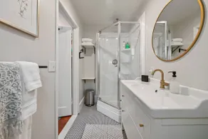 Cozy Private Guest Suite Centrally Located - Image 5