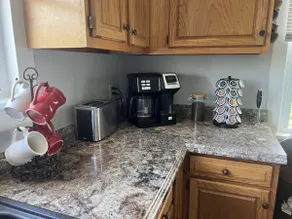 ★ Espacio cómodo con patio Fencd ★ 15 minutos a Harrisburg 30 a Carlisle | 2BR W / AC - Image 3