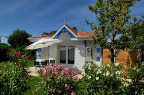Bleu Azur-Villa-Romantik-Ensuite mit Bad-Gartenblick - Image 2