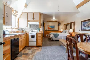 Cozy studio in West Yellowstone! Raven's Heart - Image 5