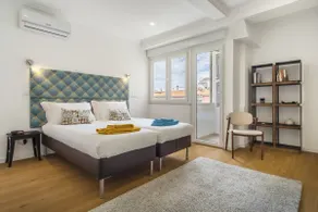 Modern 4BR Lisbon Gem | 2 En-Suites & Elevator - Image 3