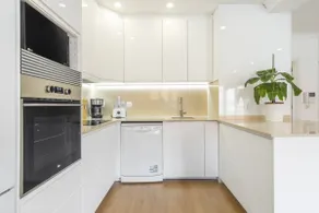 Modern 4BR Lisbon Gem | 2 En-Suites & Elevator - Image 4