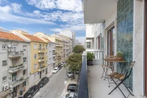 Modern 4BR Lisbon Gem | 2 En-Suites & Elevator - Image 5