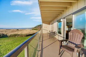 Waterfront Condo right on the Pacific Ocean - Image 5