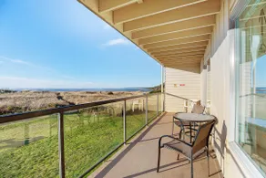 Waterfront Condo right on the Pacific Ocean - Image 4