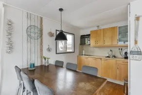 Bright and Comfortable Houseboat - Image 3