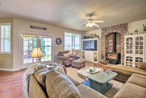 McMinnville Wine Country Home w/ Hot Tub + Deck - Image 3