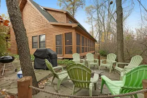 Lakeside Log Cabin: Private Hot Tub Retreat - Image 2