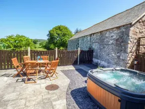 Cottage with garden & hot tub - Image 2