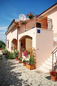 Holiday apartment with terrace, barbeque & pool - Image 5