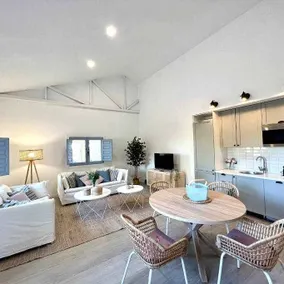 Fully equipped pleasant holiday home with garden, private pool & BBQ | Lake view | Dogs allowed - Image 4