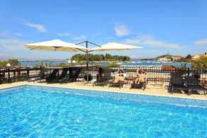 Flat with garden, pool & terrace - Image 3