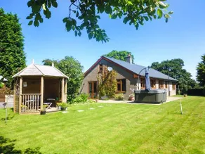 Family-oriented cottage with garden & jacuzzi - Image 2