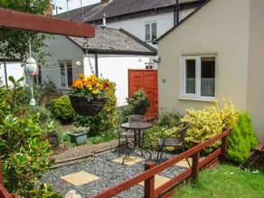 Child-friendly cottage with garden - Image 2