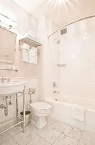 Deluxe King Room - Image 4