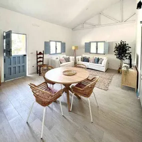 Fully equipped pleasant holiday home with garden, private pool & BBQ | Lake view | Dogs allowed - Image 3