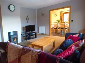 Cottage adapté aux familles avec jacuzzi et jardin - Image 4
