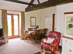 Family-oriented cottage with garden - Image 3