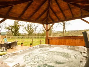 Cottage with jacuzzi & garden - Image 5