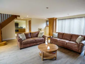 Cottage with terrace, jacuzzi & garden - Image 4