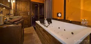Holiday home with jacuzzi, pool & BBQ - Image 2