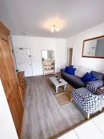 Apartment with garden - Image 2
