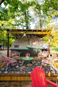 Charming Vintage Trailer with Colorful 50s Décor near Honey Grove, Texas - Image 3