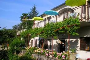 Apartment with terrace & garden - Image 2