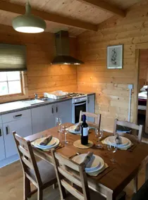 Cosy Cabin Rental Ideal for Glamping in England - Image 3