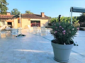 Ferienhaus mit Grill, Garten und privatem Pool | Stadtblick - Image 3