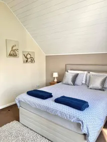 Tranquil Waterside Getaway in this Cotswold Cottage in South Cerney - Image 4
