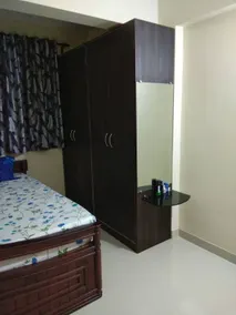Habitación en casa de familia con jardín - Image 2