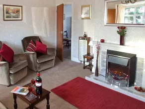 Family-oriented cottage with garden - Image 3