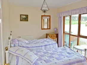 Family-oriented cottage with garden - Image 5