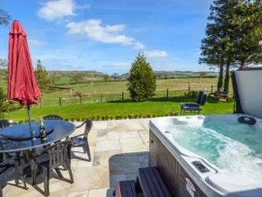 Family-friendly nice cottage with garden & hot tub - Image 3