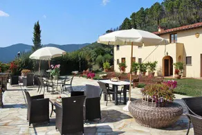 Fully equipped lovely holiday apartment with garden & pool - Image 3