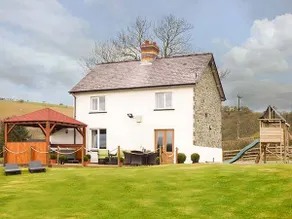 Cottage with jacuzzi & garden - Image 2