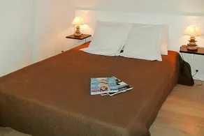 Apartment with terrace, garden & pool - Image 5