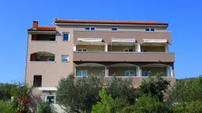 Apartamento vacacional con terraza, barbacoa y jardín - Image 2