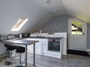 Cottage with garden & terrace - Image 3