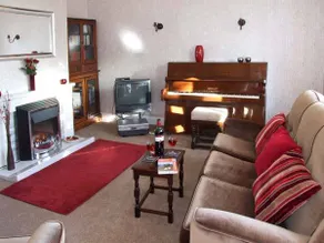 Family-oriented cottage with garden - Image 2