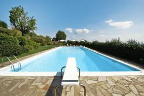 Fully equipped lovely holiday apartment with garden & pool - Image 2