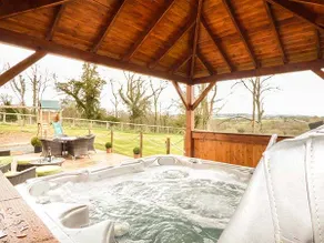 Cottage with jacuzzi & garden - Image 4